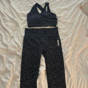 GYMSHARK ADAPT ANIMAL PRINT SEAMLESS SET SIZE S